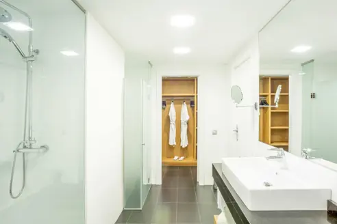 Suite med privat terrasse og solstole med havudsigt