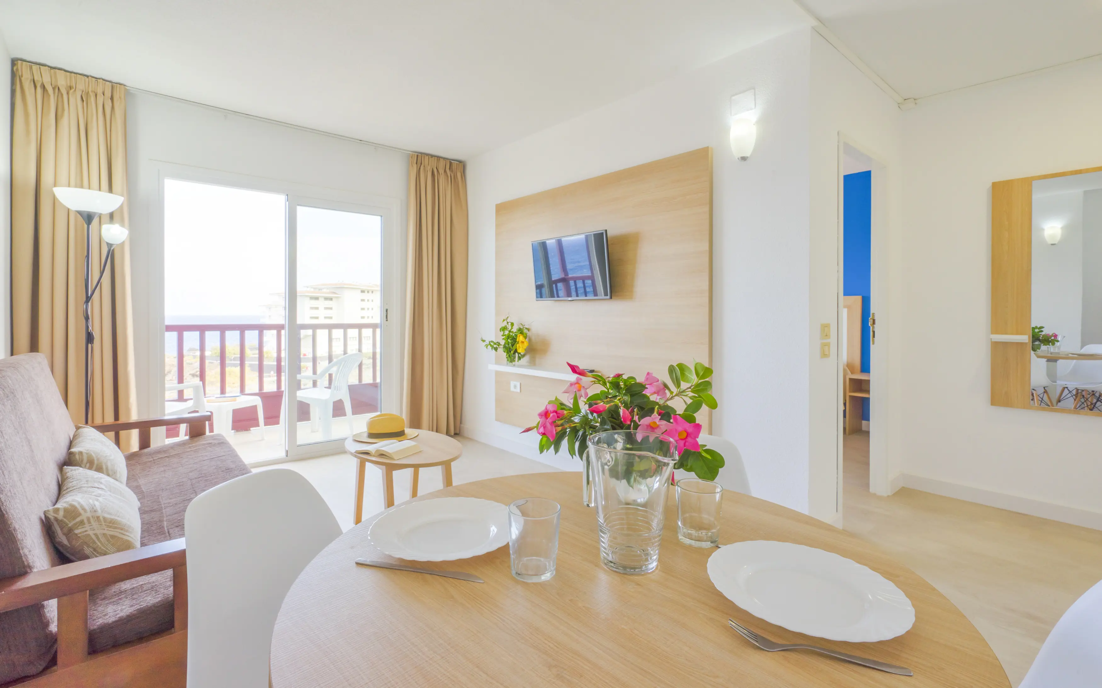 2-værelses lejlighed med balkon/terrasse og havudsigt