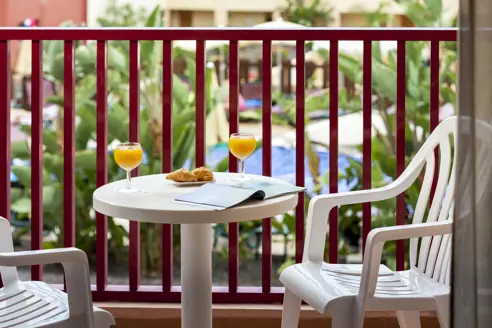 Familieværelse med balkon/terrasse og pooludsigt