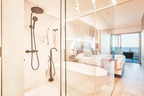 Junior suite med balkon og havudsigt