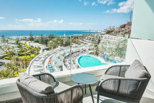 Junior suite med balkon og havudsigt