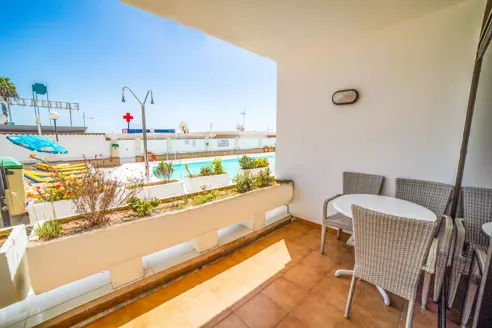 2-værelses lejlighed med terrasse og pooludsigt (grundplan)