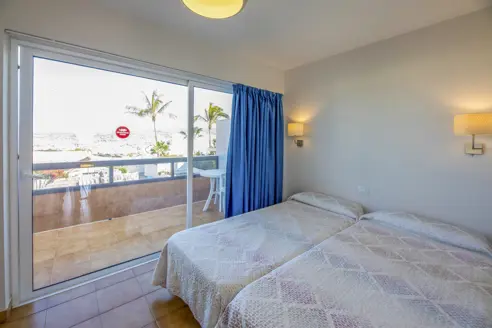 2-vær lejlighed på 1. med balkon/terrasse, pool- og havudsigt