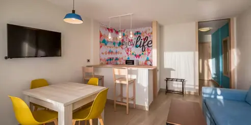 2-værelses lejlighed med balkon/terrasse og udsigt til poolen