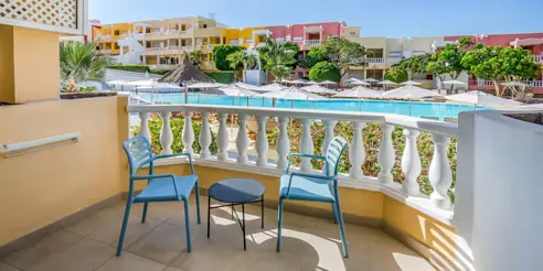 2-værelses lejlighed med balkon/terrasse og udsigt til poolen