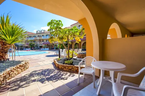 2-værelses lejlighed med balkon/terrasse og pooludsigt