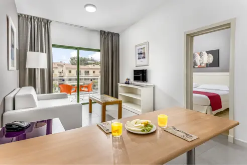 2-værelses lejlighed med balkon/terrasse og pooludsigt