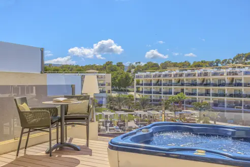 Junior Penthouse Suite med pooludsigt og jacuzzi
