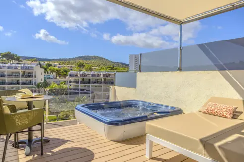 Junior Penthouse Suite med pooludsigt og jacuzzi