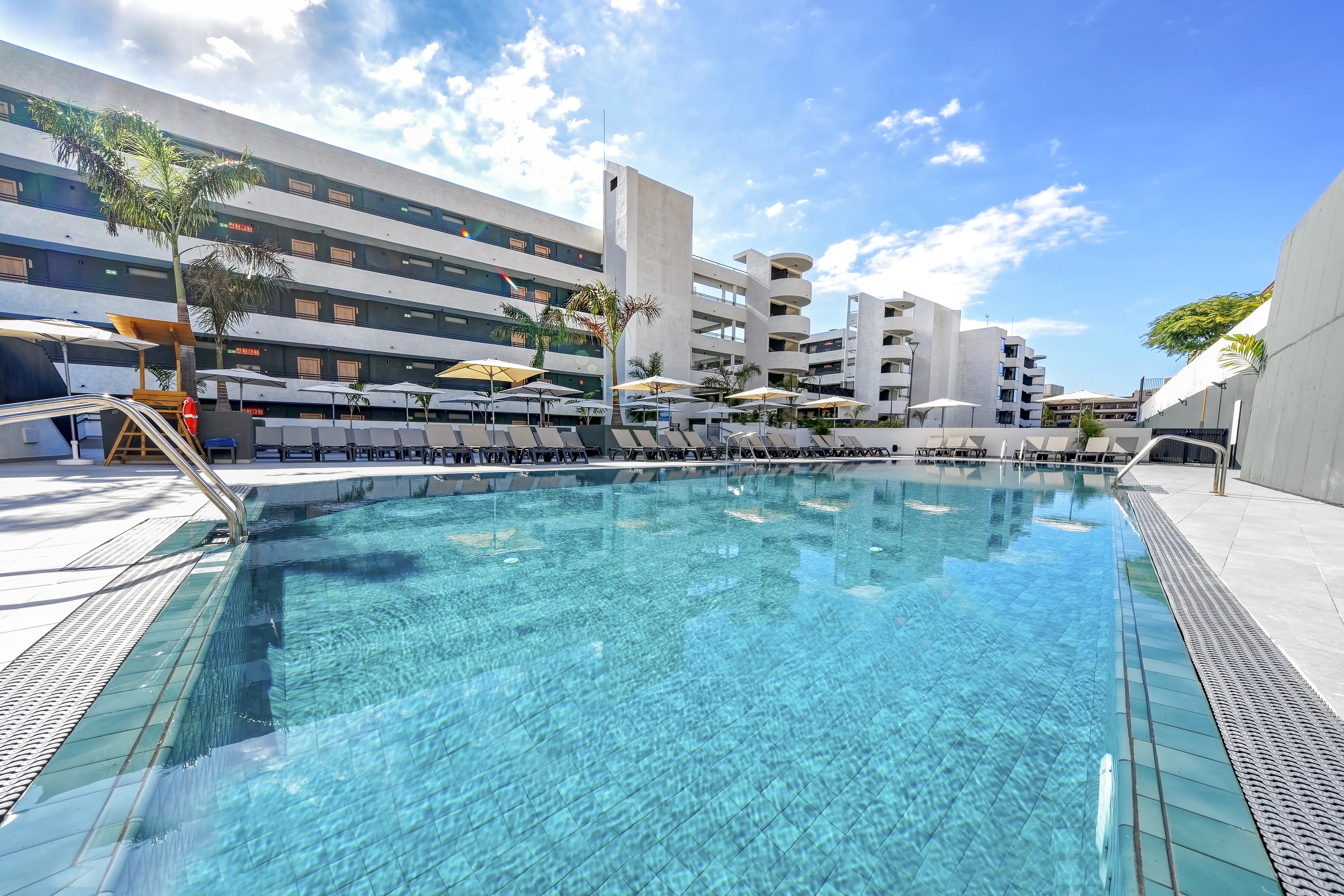 Suite med balkon/terrasse og pool udsigt