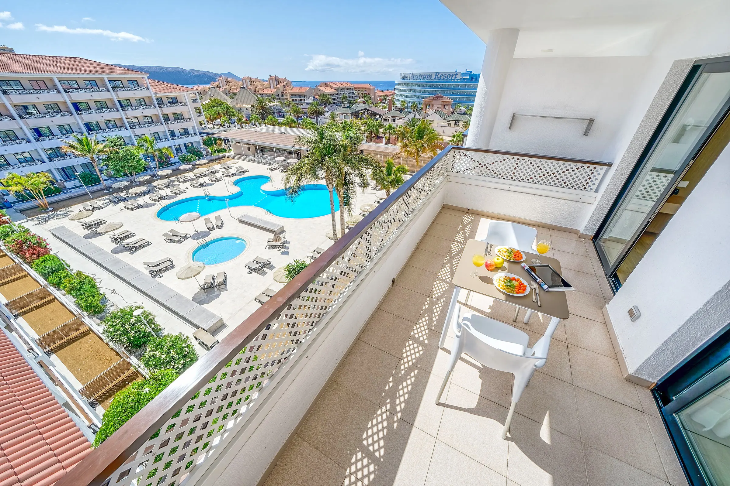 2-værelses lejlighed med balkon/terrasse og udsigt til poolen