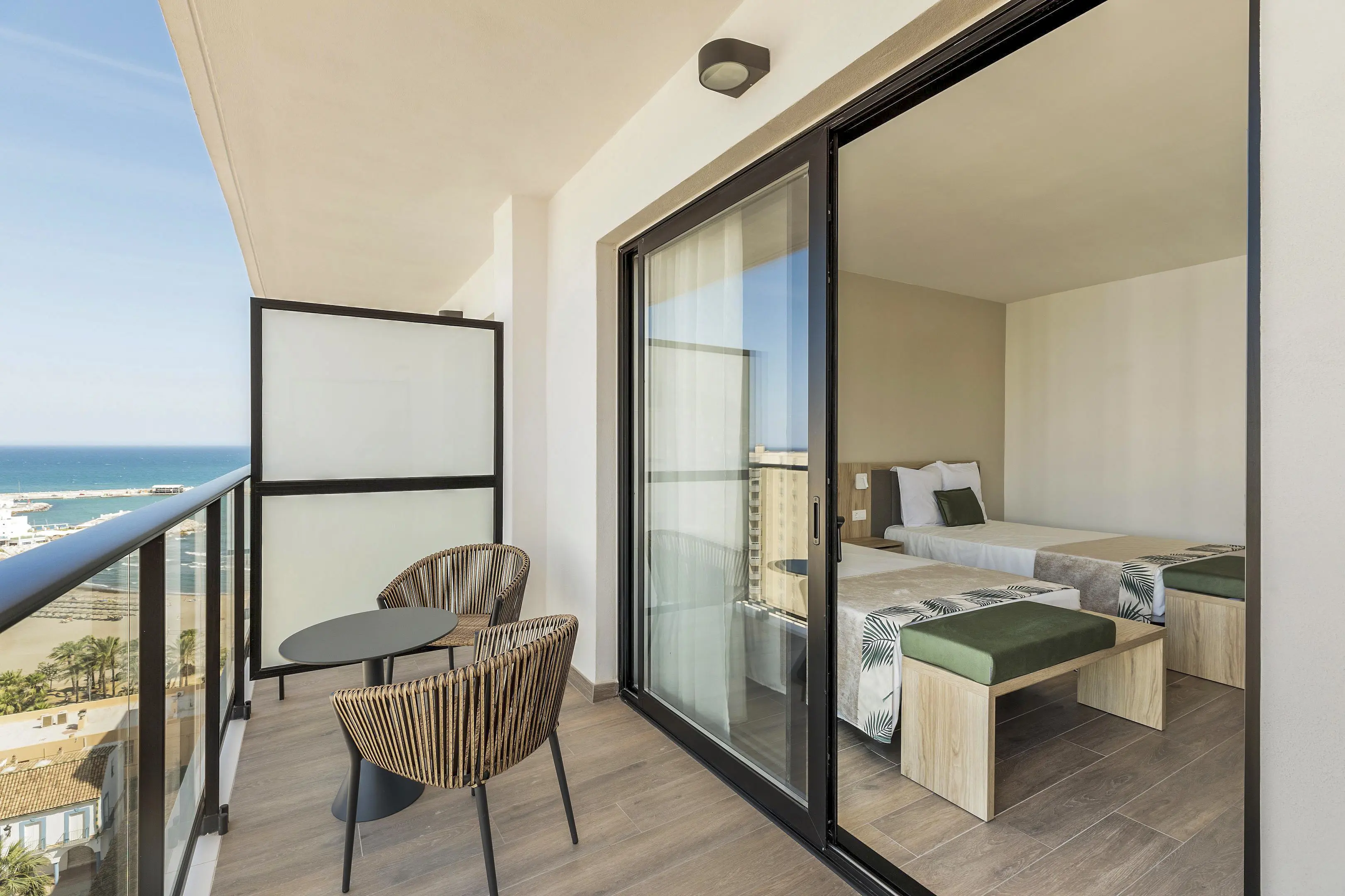 Dobbeltværelse med balkon/terrasse og skrå havudsigt