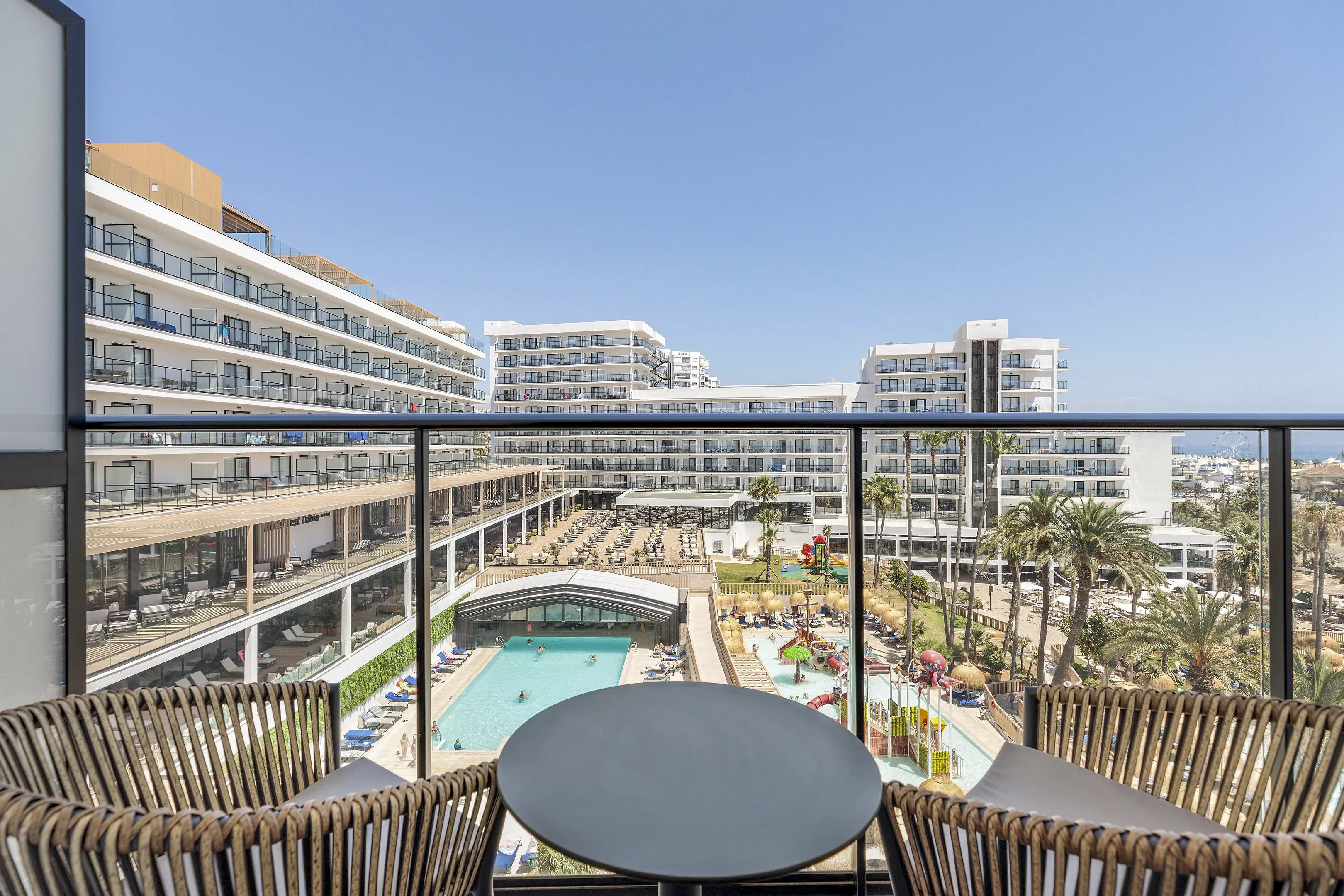Dobbeltværelse Superior med balkon/terrasse, pool og skrå havudsigt