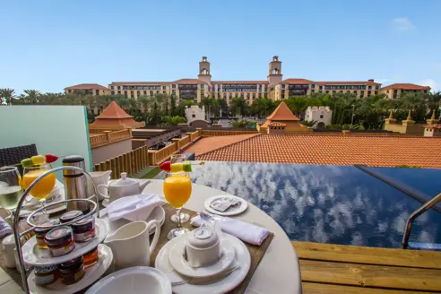 Dobbeltværelse Deluxe Unique og pooludsigt