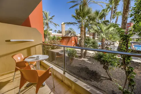 Dobbeltværelse med balkon/terrasse og skrå havudsigt