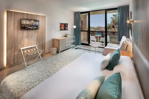 Dobbeltværelse med balkon/terrasse og skrå havudsigt