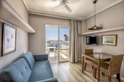 1-værelses lejlighed med balkon/terrasse og udsigt til poolen