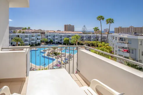 1-værelses lejlighed med balkon/terrasse og pooludsigt