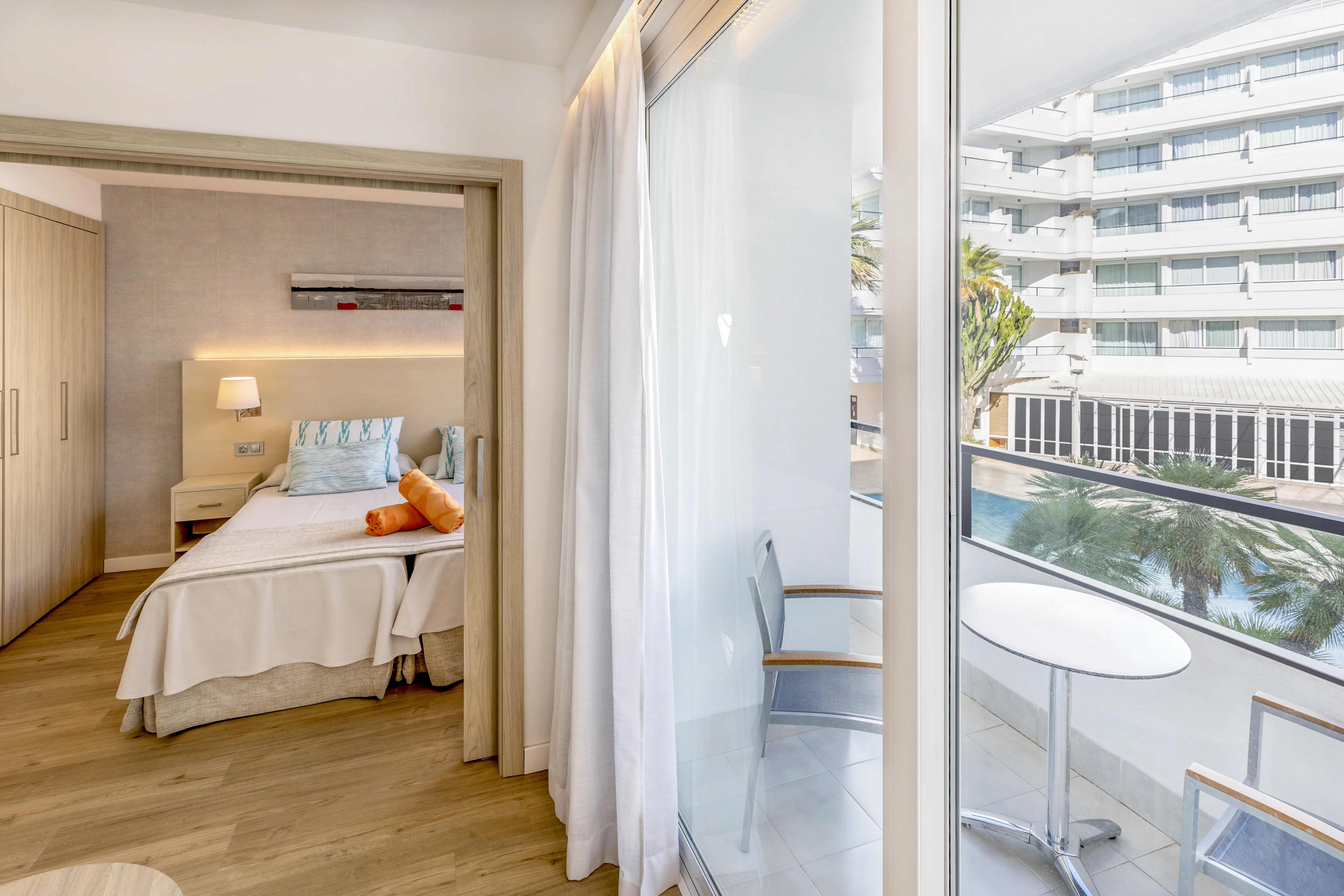 2-værelses lejlighed med balkon/terrasse med sø- eller pooludsigt