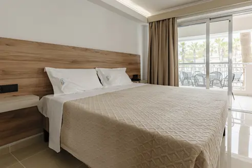 3-værelses lejlighed med balkon og udsigt til poolen